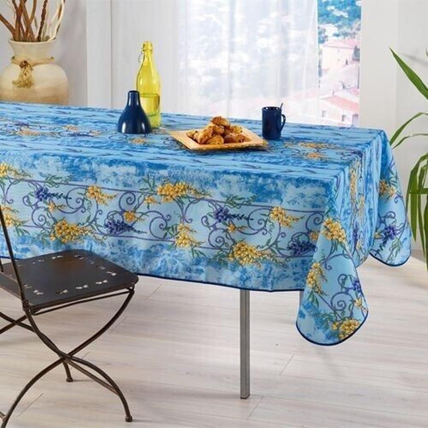 tovaglia-antimacchia-azzurro-glicine-blu-rotonda

Alt text: