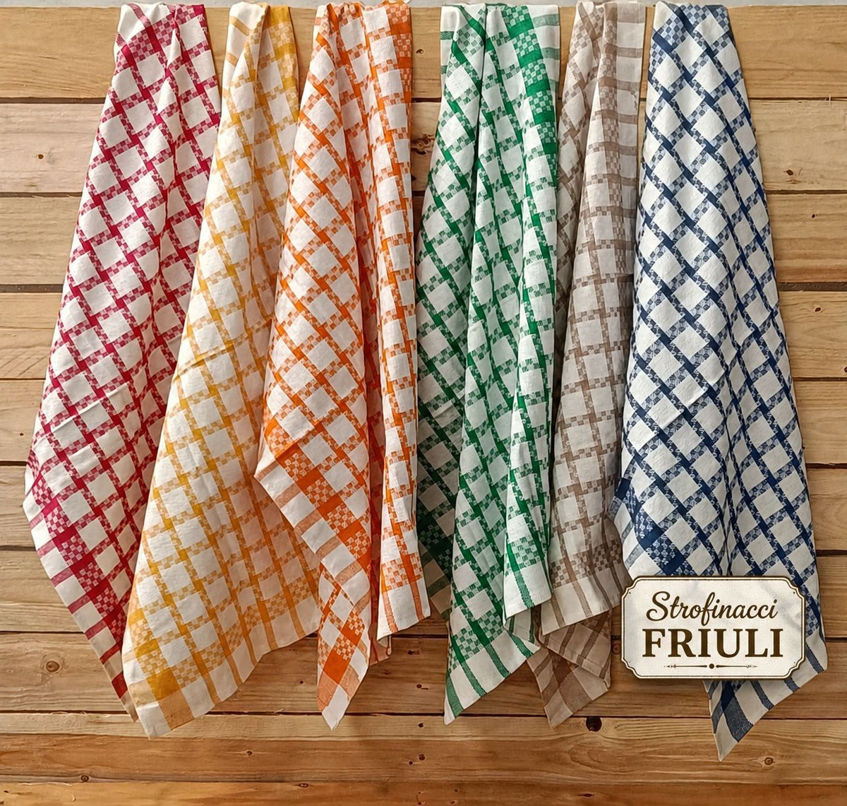 Set di 6 strofinacci da cucina FRIULI in cotone 100%, misura 50x70 cm, con fantasia geometrica a quadri in sei colori assortiti e laccetto per appenderli.