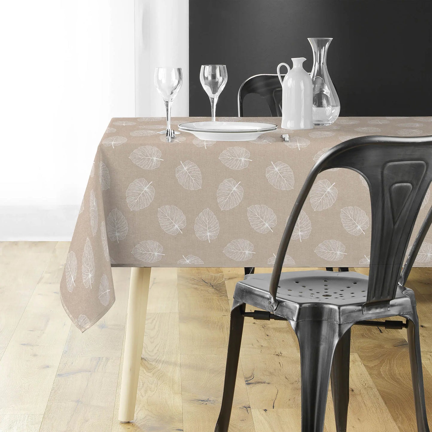 Tovaglia antimacchia rettangolare beige e bianco con motivi a foglie stilizzate moderne