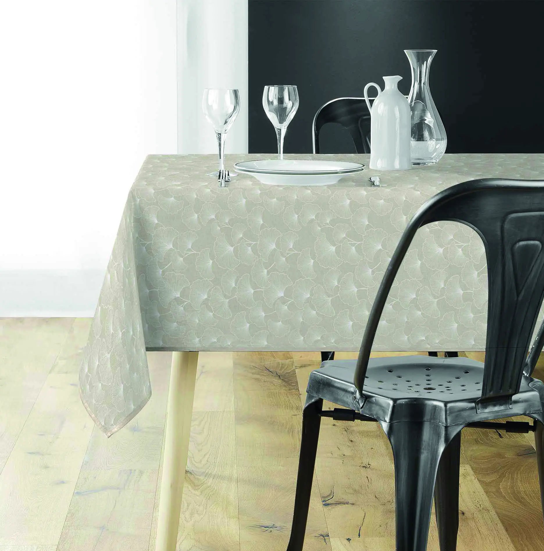 tovaglia antimacchia beige con fantasia botanica delicata su tavolo da pranzo