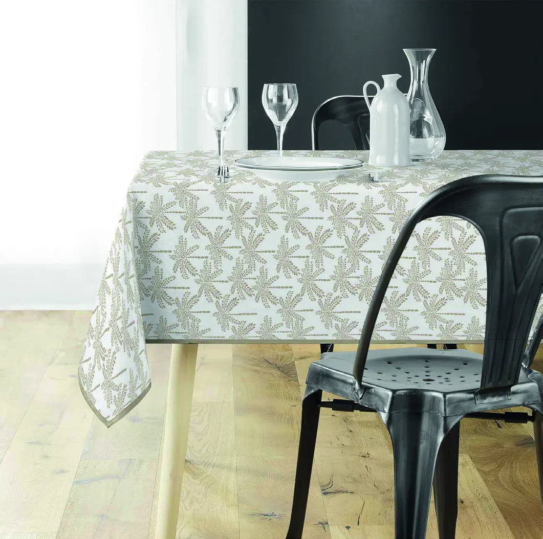 Tovaglia antimacchia bianca rettangolare con fantasia naturale su tavolo da pranzo