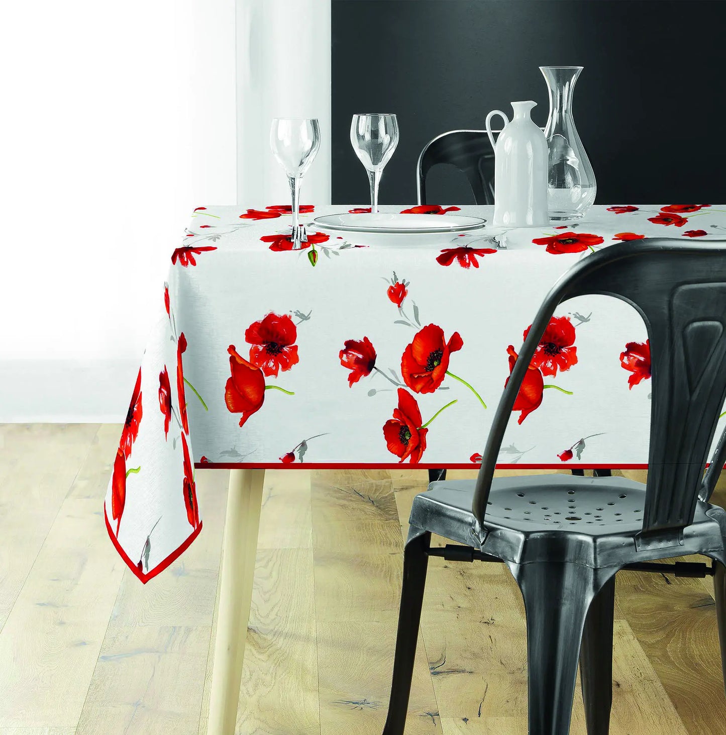 tovaglia antimacchia bianca con fantasia floreale rossa su tavolo da pranzo