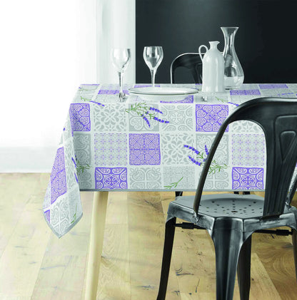 Tovaglia antimacchia grigio e lilla rettangolare con fantasia provenzale su tavolo da pranzo