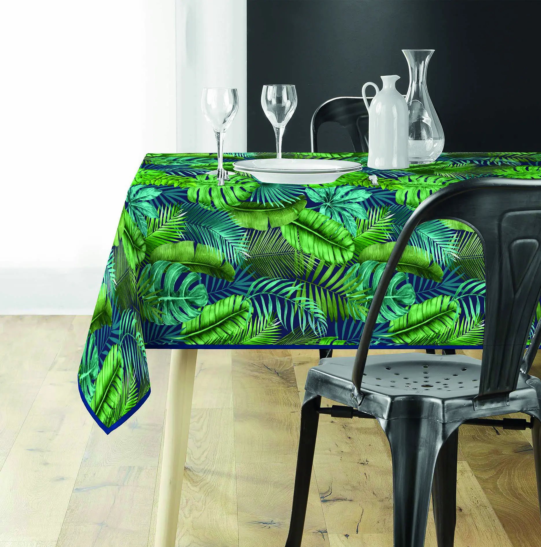 Tovaglia antimacchia verde con fantasia botanica a foglie su tavolo da pranzo