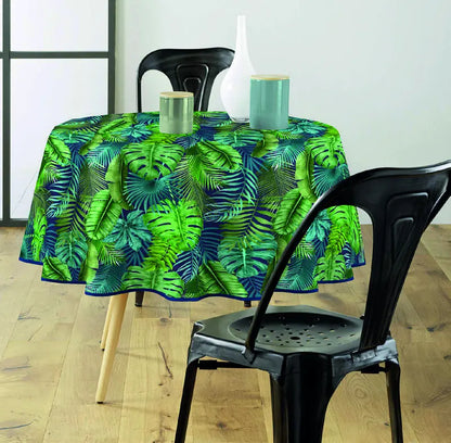 Tovaglia antimacchia verde rotonda con fantasia botanica a foglie su tavolo apparecchiato