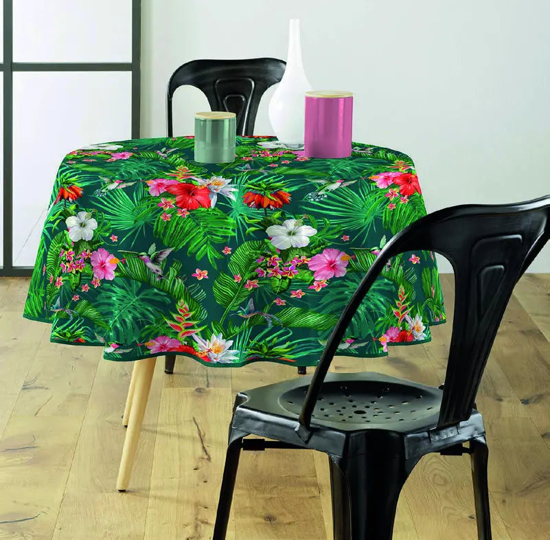 Tovaglia antimacchia verde fantasia tropicale su tavolo rotondo