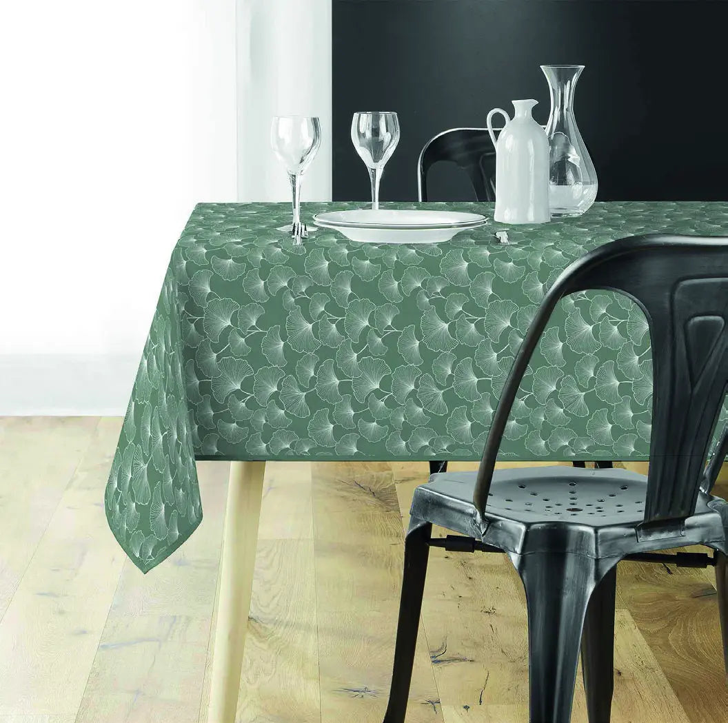 tovaglia antimacchia verde con fantasia botanica elegante su tavolo da pranzo