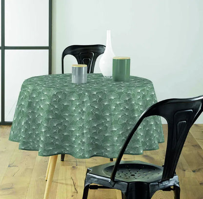 tovaglia antimacchia verde con motivo botanico su tavolo rotondo